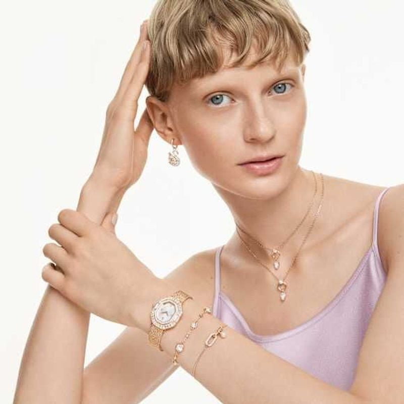 Bracelet souple SWAROVSKI Constella perle blanche doré rose porté au poignet, éclat élégant au quoti