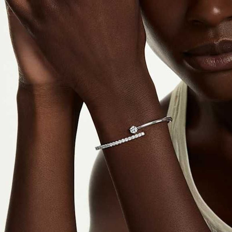 Bracelet jonc Matrix Swarovski blanc argenté porté par une femme élégante dans un cadre raffiné.