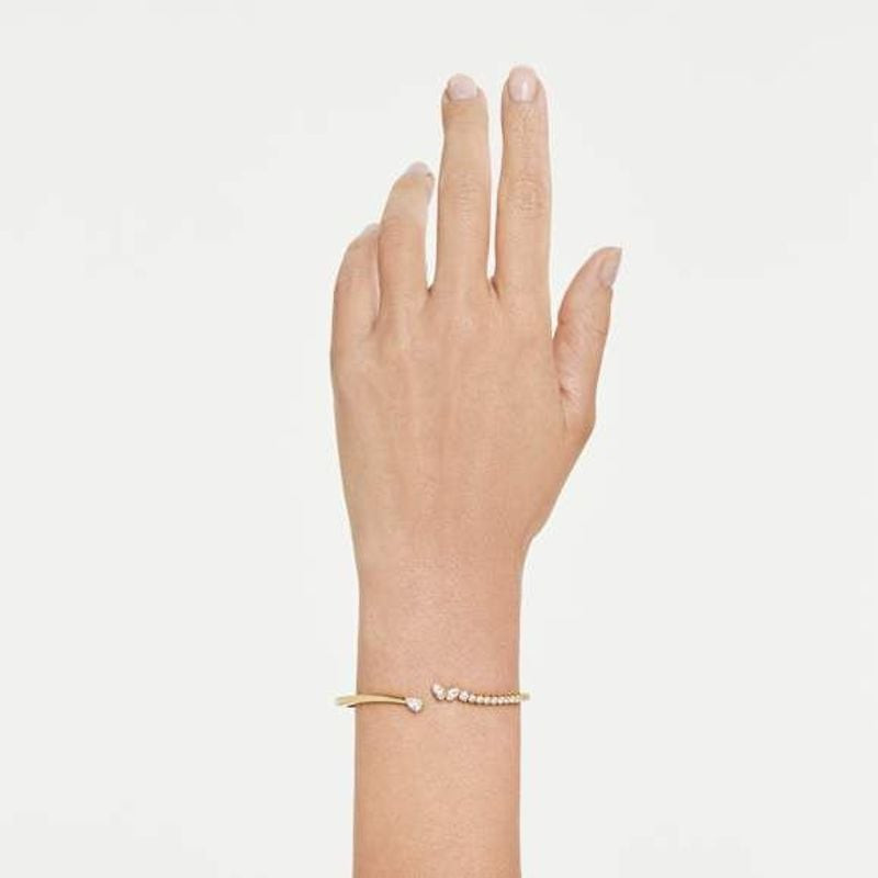 Bracelet jonc SWAROVSKI Mesmera doré blanc porté au poignet, zircons étincelants, style lifestyle él