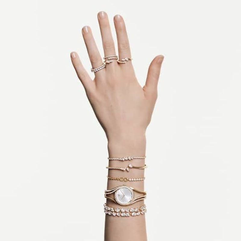 Bracelet jonc SWAROVSKI Mesmera doré blanc porté au poignet, éclat élégant au quotidien