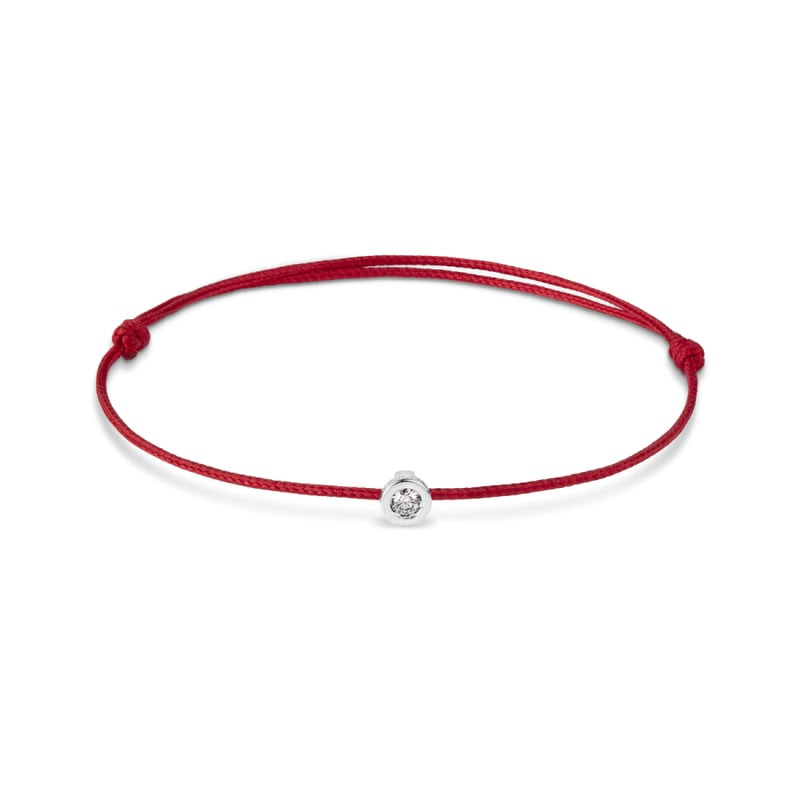 Bracelet Mauboussin Showcase à cordon rouge posé à plat avec breloque en or blanc 18 cts sertie d’un