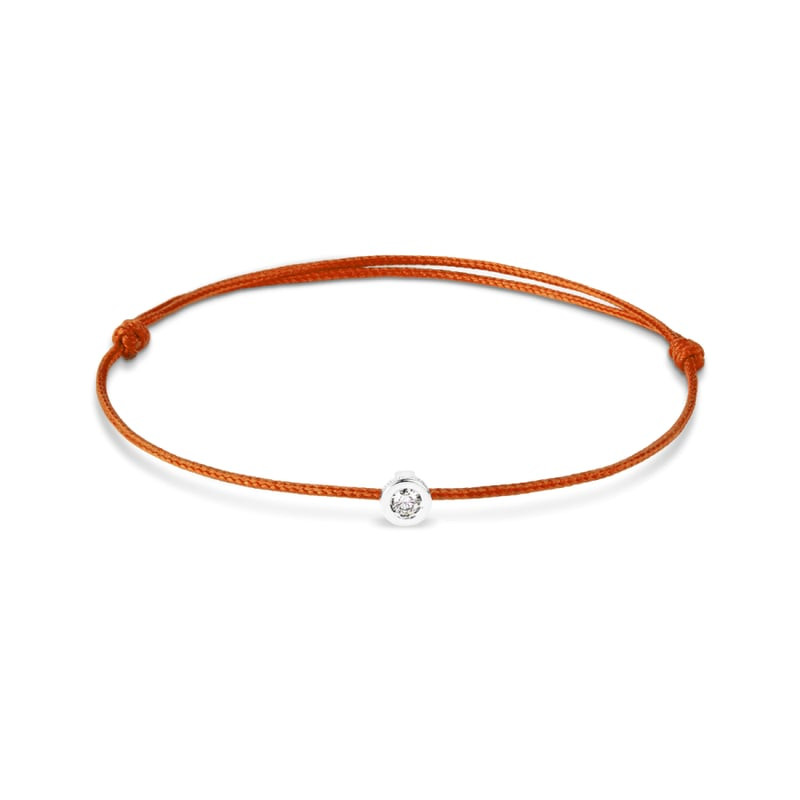 Bracelet cordon orange Mauboussin avec charm rond en or blanc serti d'un diamant.