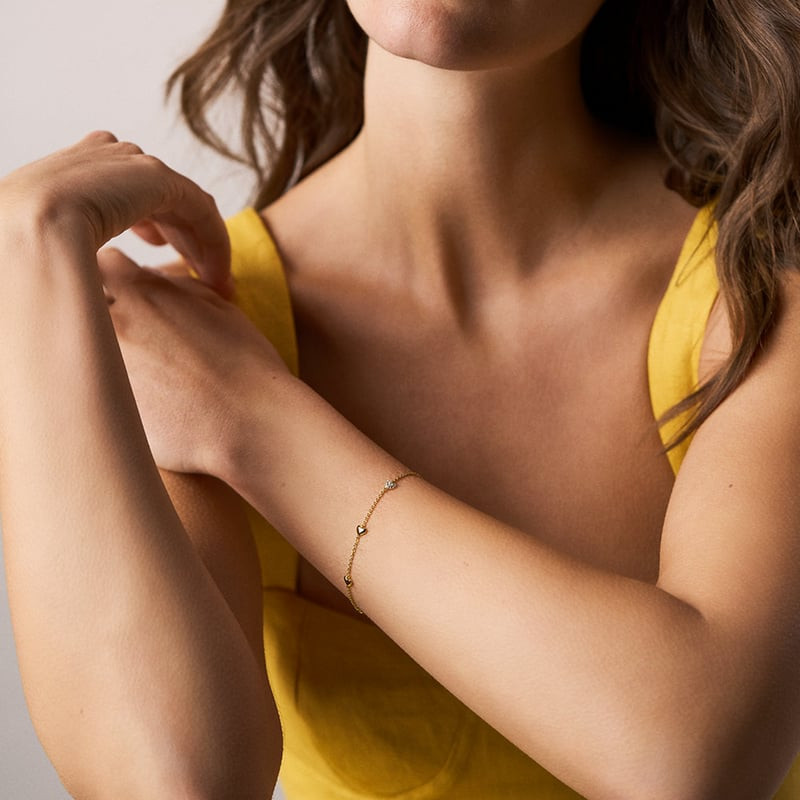 Bracelet Heartbeat FOSSIL laiton doré cristaux porté au poignet, look quotidien chic