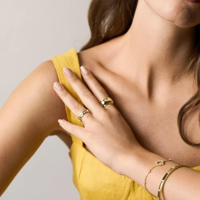 Mise en situation : Bracelet pampilles FOSSIL Ellis laiton doré porté au poignet, allure chic