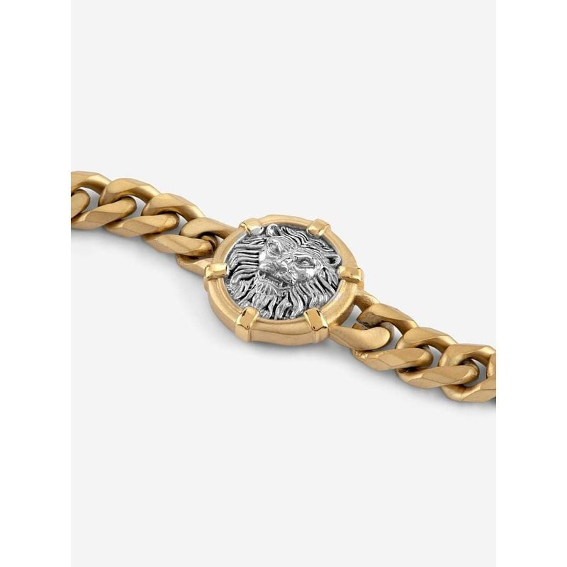 Gros plan sur le médaillon tête de lion sculpté argenté centré sur le bracelet GUESS Lion Legacy ton