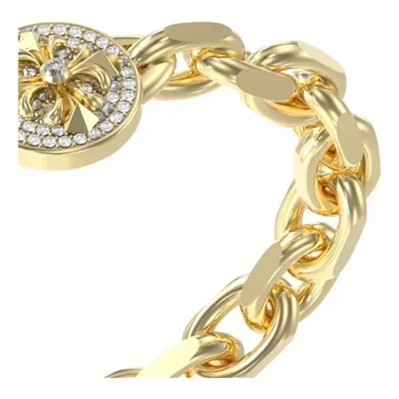 Gros plan sur le fermoir mousqueton du Bracelet chaîne GUESS Savage Rebel acier doré avec détails en