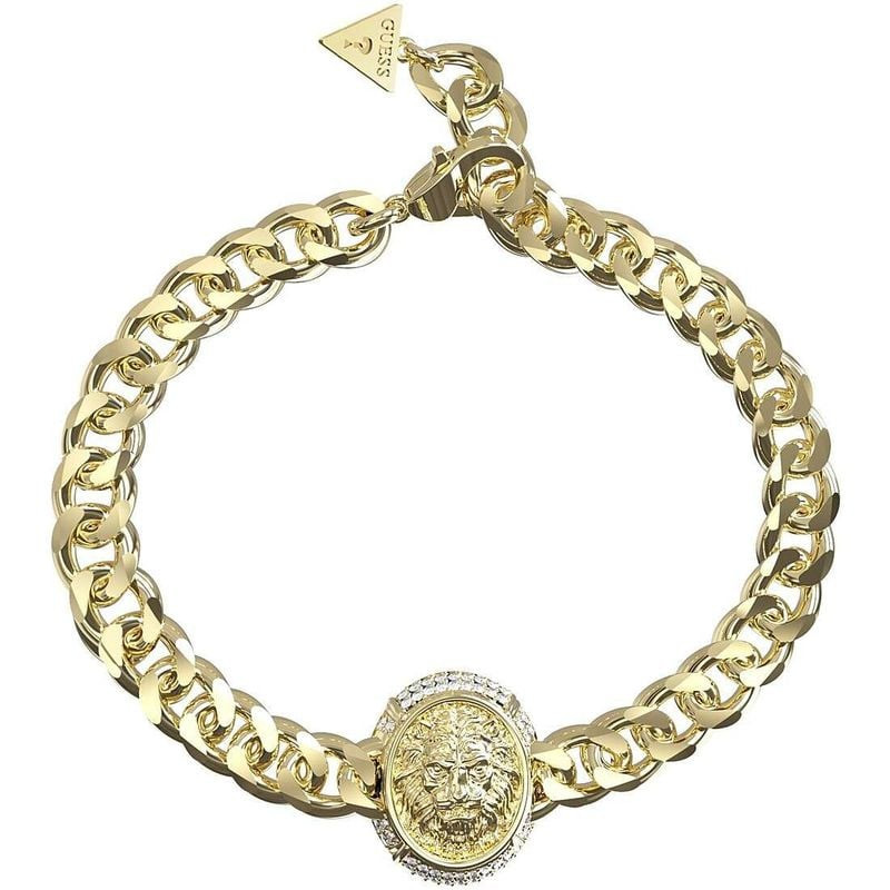 Gros plan du bracelet GUESS Lioness Queen acier doré, chaîne à maillons et médaille ovale tête de li