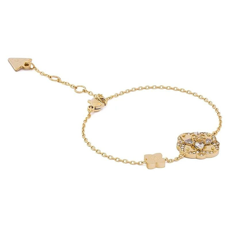 Bracelet chaîne GUESS Wild Flower en acier doré et cristaux, porté au poignet dans une ambiance raff