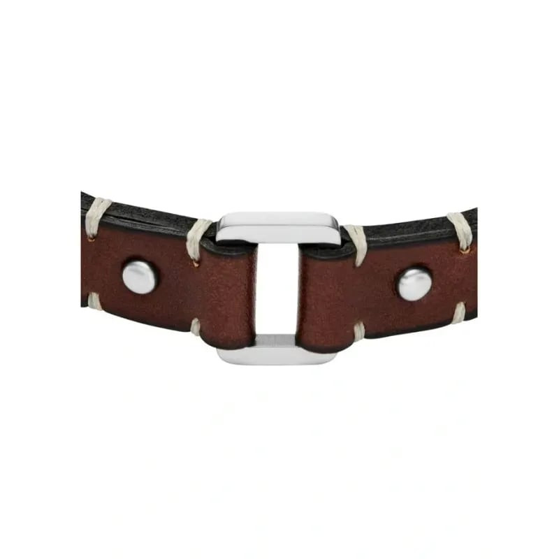 Gros plan sur l'anneau carré en acier inoxydable poli du bracelet Fossil Machine, entouré de rivets 
