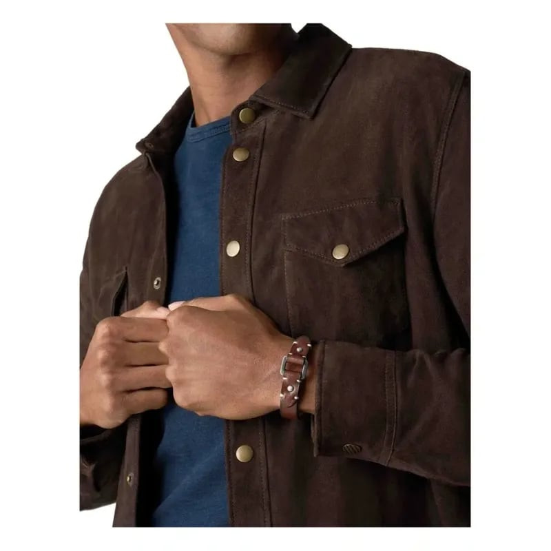 Homme portant le bracelet Fossil Machine en cuir marron au poignet avec une veste en daim marron et 