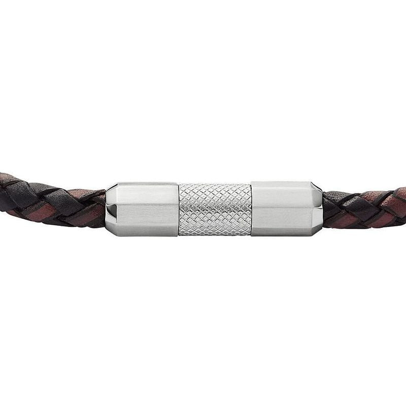 Gros plan sur le fermoir magnétique en acier inoxydable poli à texture moletée du bracelet Fossil en