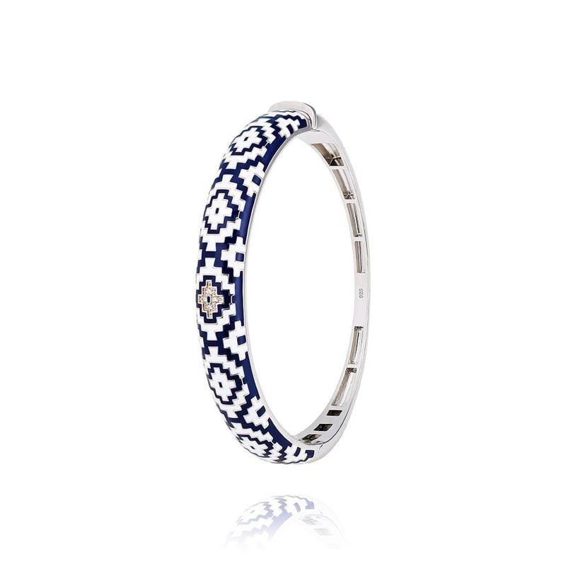 Bracelet jonc UNA STORIA Aztec en argent avec motif géométrique émail bleu marine et blanc, vue incl