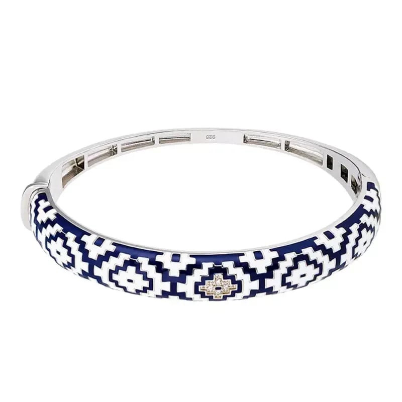 Gros plan du bracelet jonc UNA STORIA Aztec en argent, motif émail bleu marine et blanc, accent en z