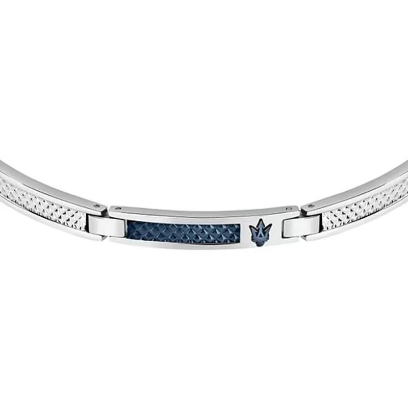Détail en gros plan du panneau central du bracelet Maserati Iconic, finition texturée bleue et emblè
