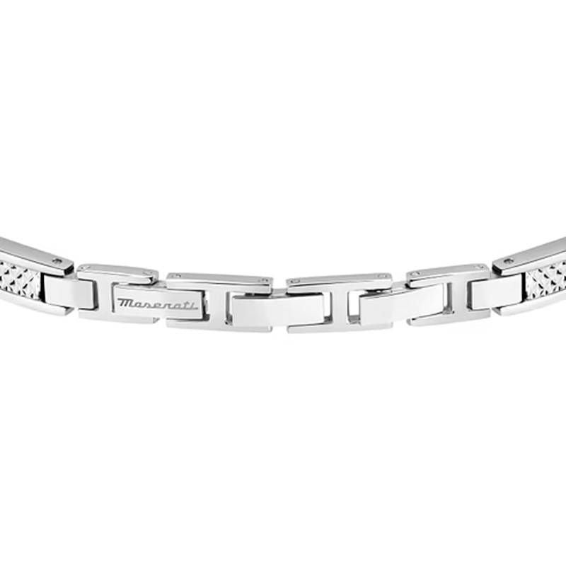 Détail de la gravure du fermoir du bracelet Maserati Iconic, acier inoxydable poli et texture en mai