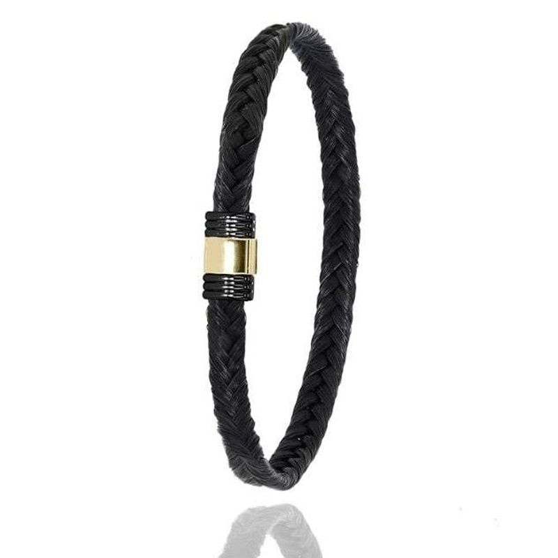 Bracelet en crin de girafe tressé noir avec fermoir en acier PVD noir poli et or 18 carats sur fond 