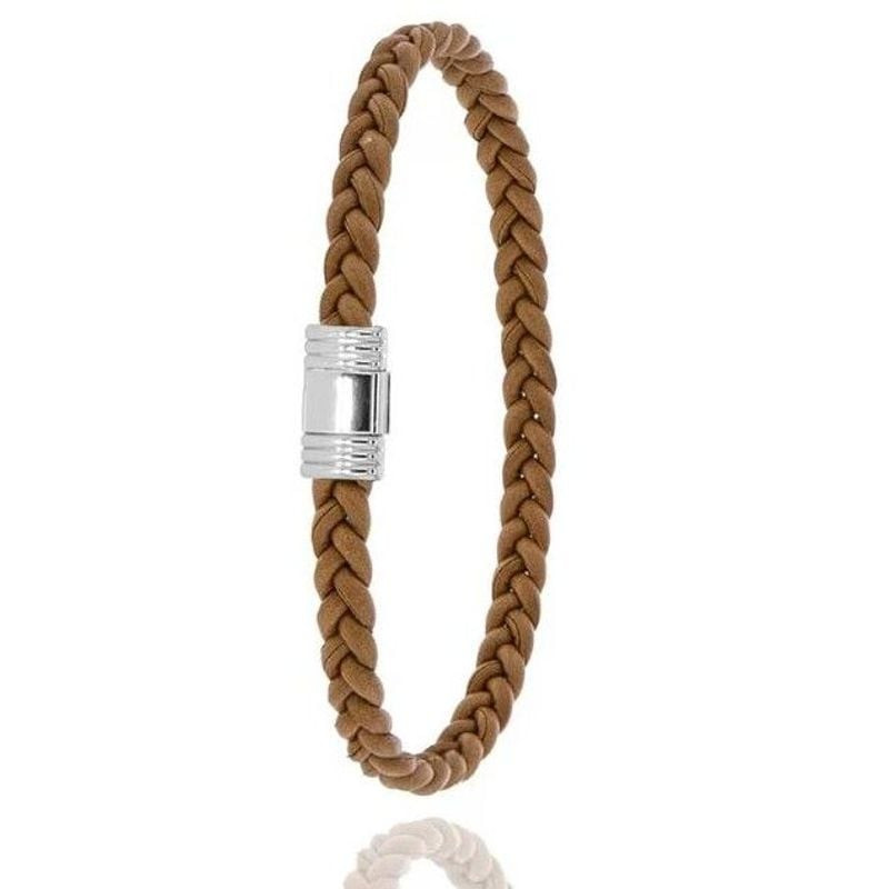 Bracelet tressé en cuir de pomme marron avec fermoir en acier PVD poli, packshot sur fond blanc