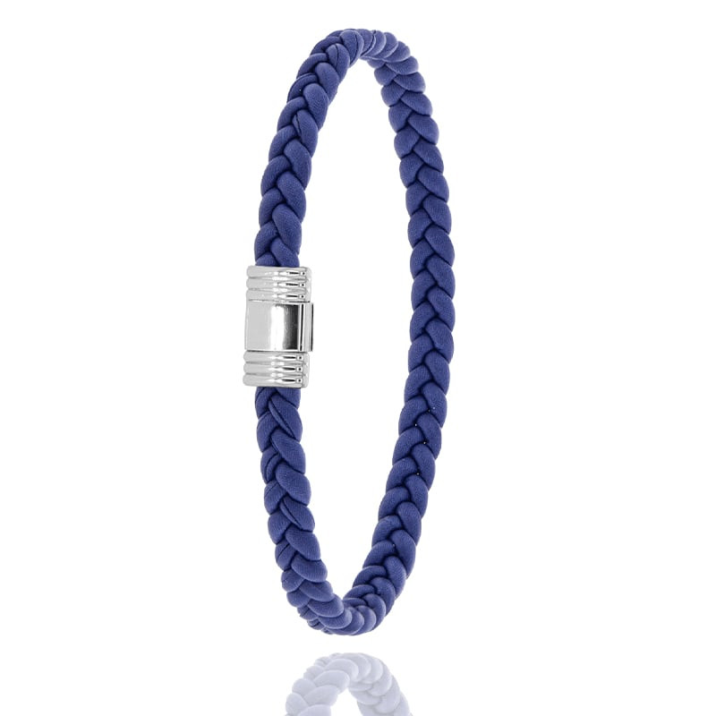 Bracelet Gala ALBANU en cuir de pomme bleu tressé avec fermoir en acier poli sur fond blanc packshot