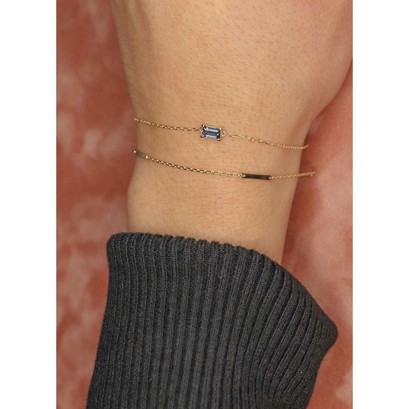 Bracelet triple barre JACKIE 585 MILLIEMES doré porté au poignet, style chic et minimaliste