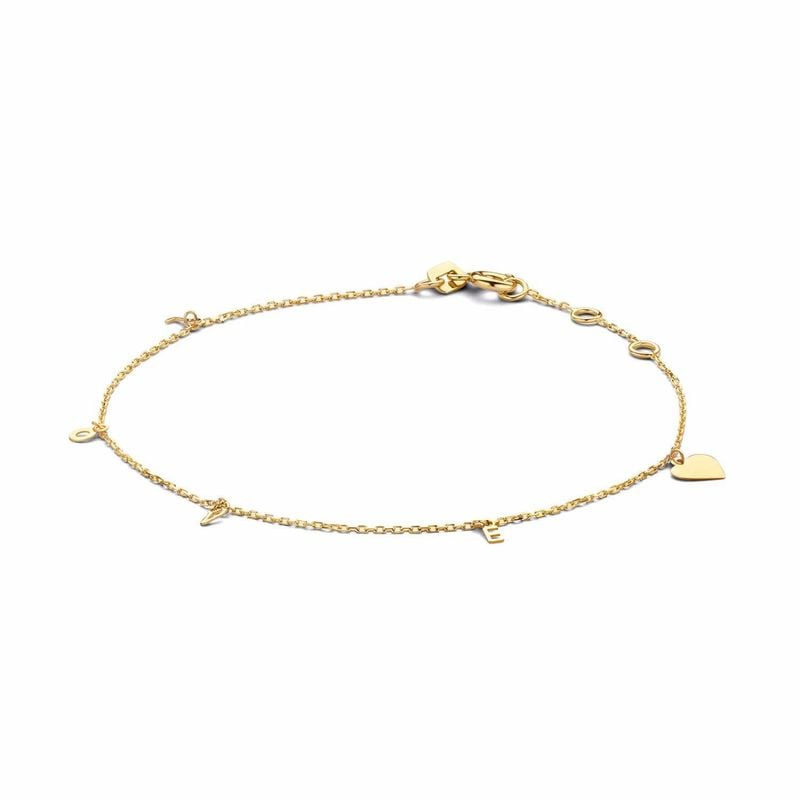 Bracelet L.O.V.E en or jaune 14 carats posé à plat sur fond blanc avec quatre lettres pendantes