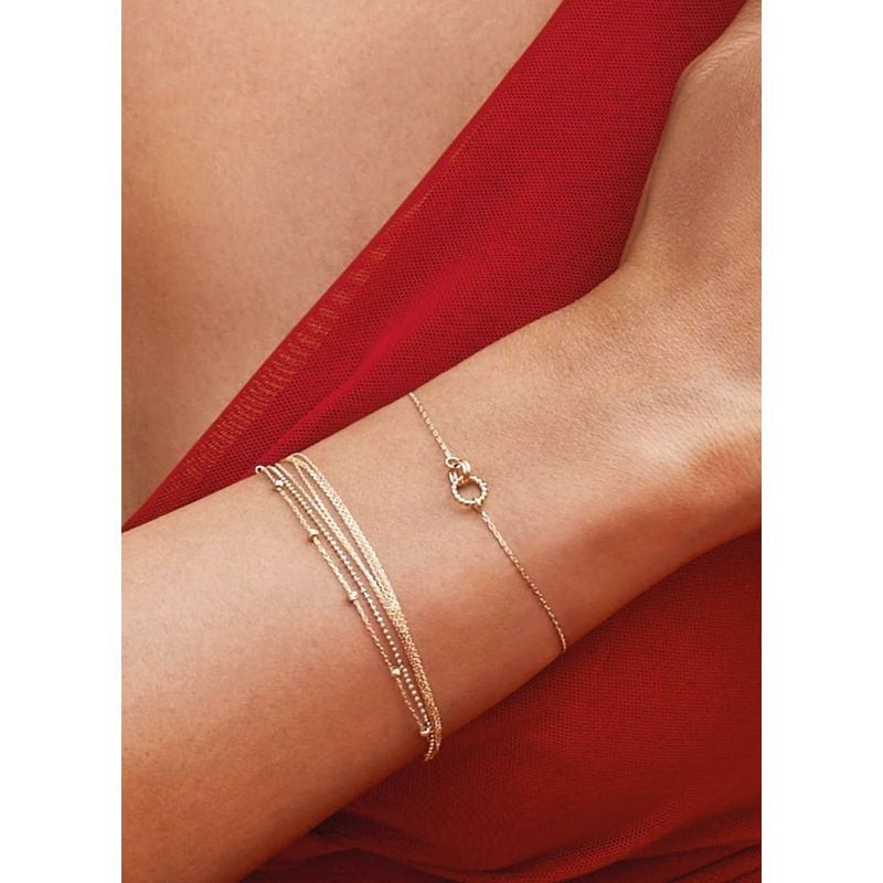 Bracelet chaîne Marco Polo JACKIE GOLD doré porté au poignet, or jaune 14 carats, éclat discret en l