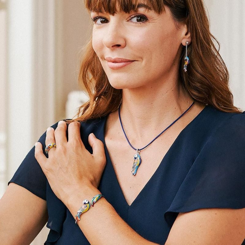 Mannequin portant pendentif Una Storia LoveBird sur cordon coton bleu avec bague, bracelet et boucle