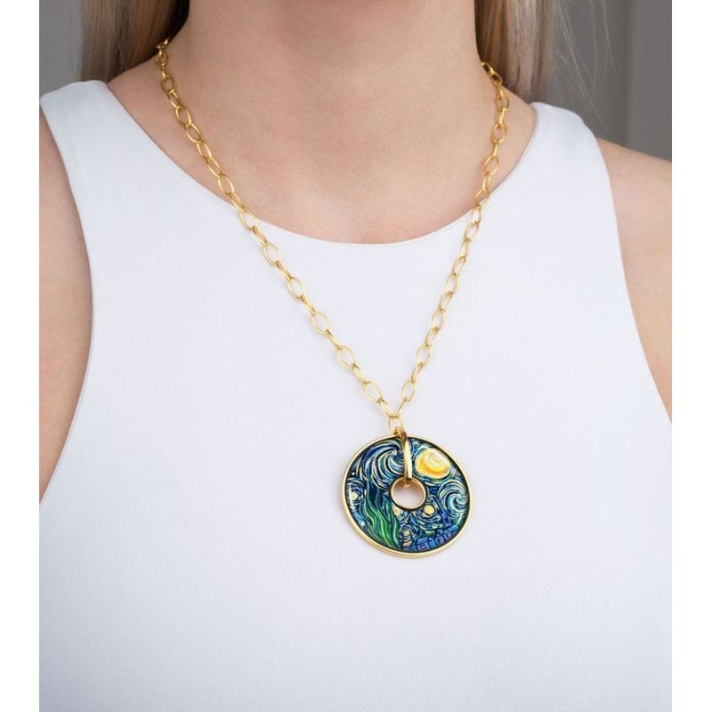 Mannequin portant le collier pendentif FREY WILLE Luna Piena, émail bleu inspiré de Van Gogh sur cha