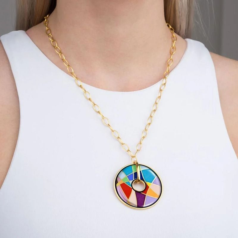 Pendentif Frey Wille Luna Piena Ode à la Joie de Vivre Émail Doré porté par une femme élégante dans 