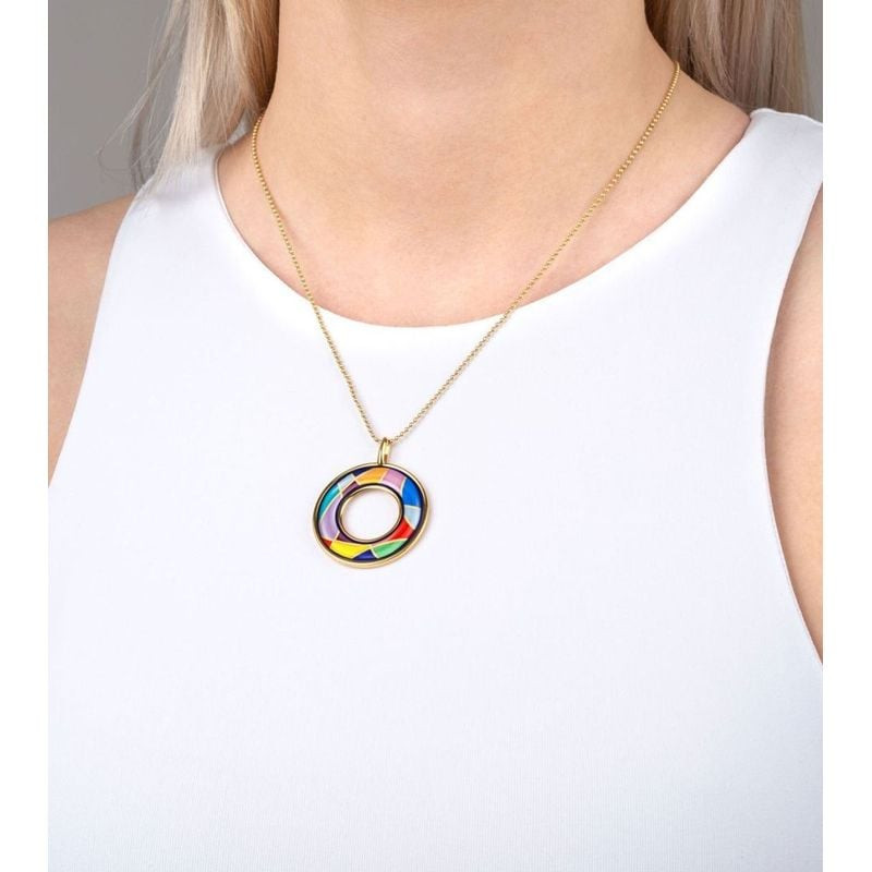Modèle portant le pendentif FREY WILLE Helena Joy of Life sur une fine chaîne dorée avec un haut bla