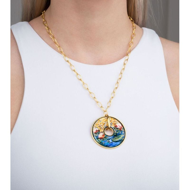 Pendentif Frey Wile Luna Piena Hommage à Claude Monet Orangerie en émail à feu doré, porté au quotid