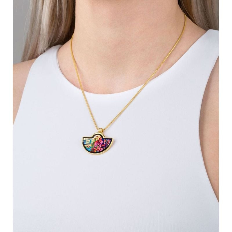 Mannequin en haut blanc avec le pendentif FREYWILLE Monet The Bridge Petite Demi-Lune en émail doré 