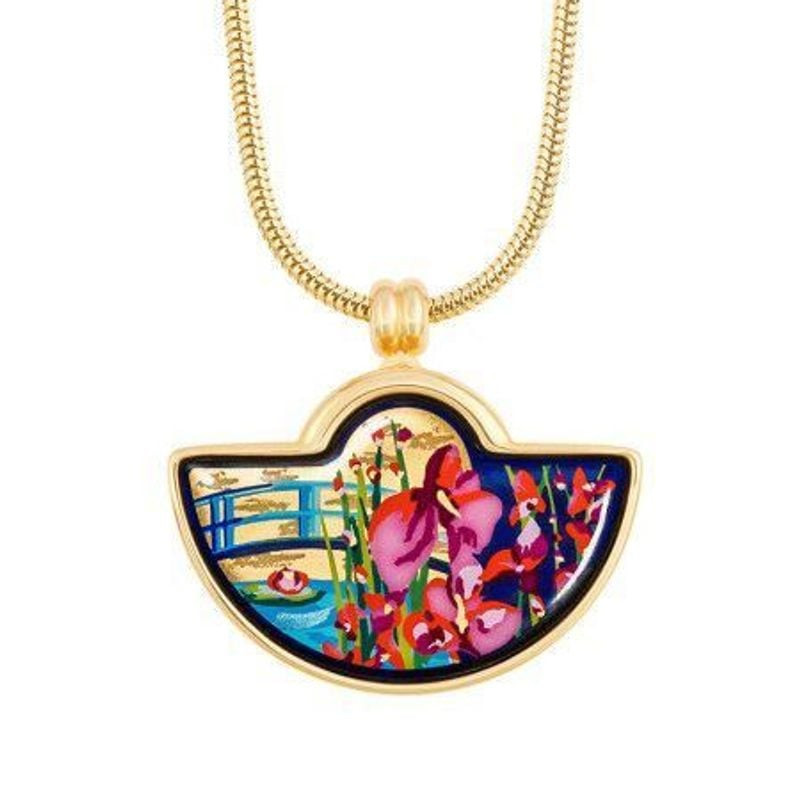 Gros plan du pendentif FREYWILLE Petite Demi-Lune sur chaîne dorée, bélière or 24 carats et détail d