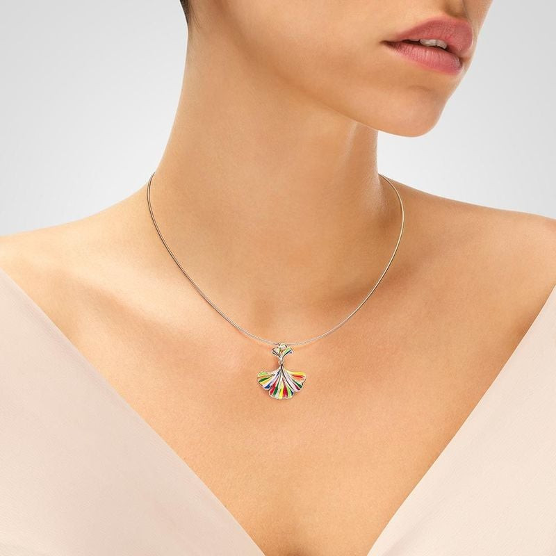 Mannequin portant le pendentif ginkgo argent UNA STORIA en émail multicolore sur une chaîne fine