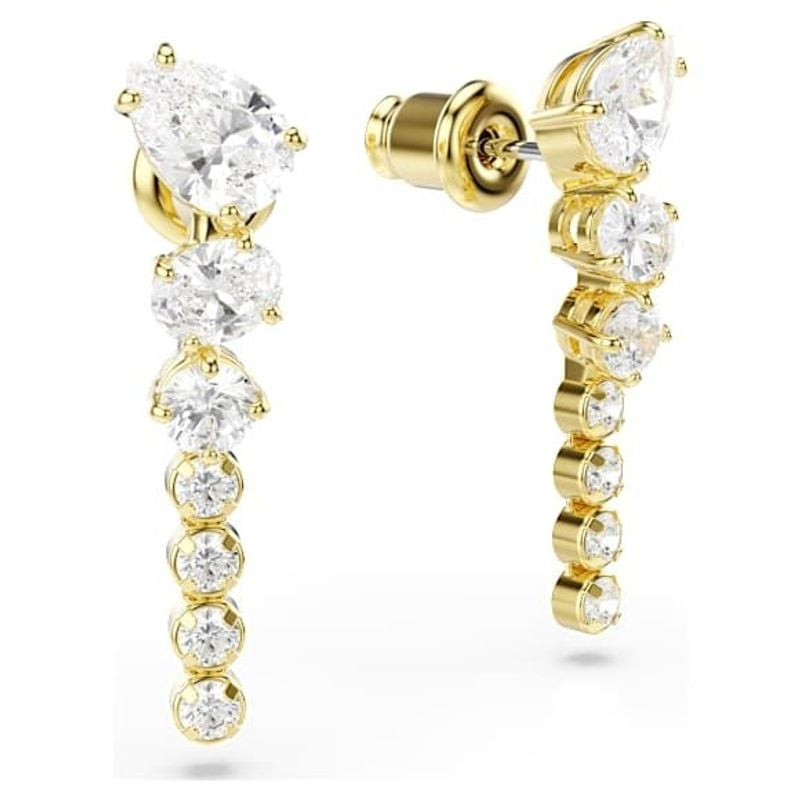 Gros plan des boucles d'oreilles Swarovski Mesmera avec tige arrière dorée et zircons blancs à taill