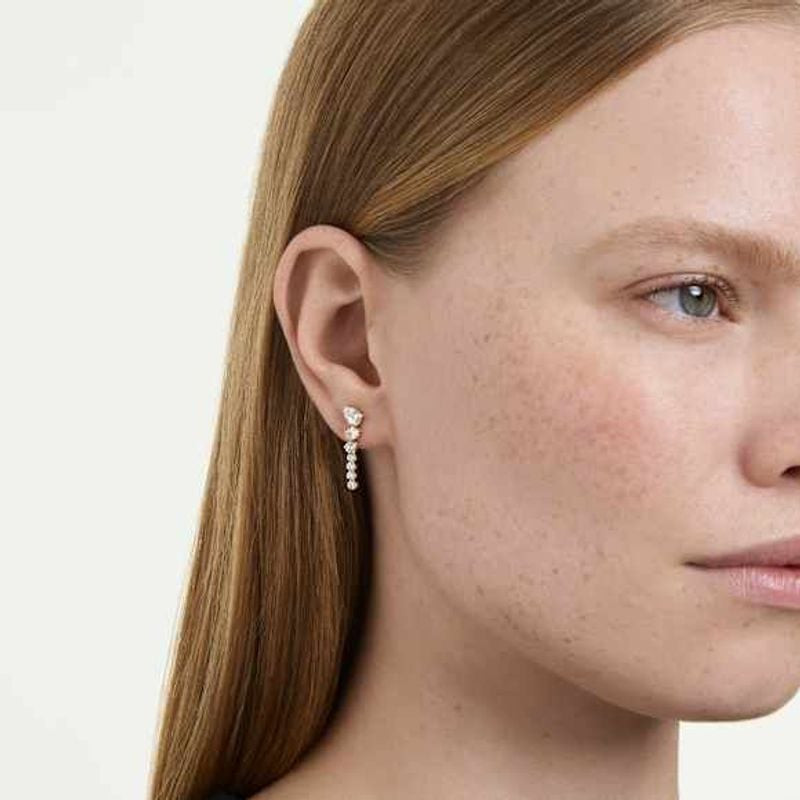 Mannequin portant une boucle d'oreille pendante Swarovski Mesmera à l'oreille, dévoilant la délicate