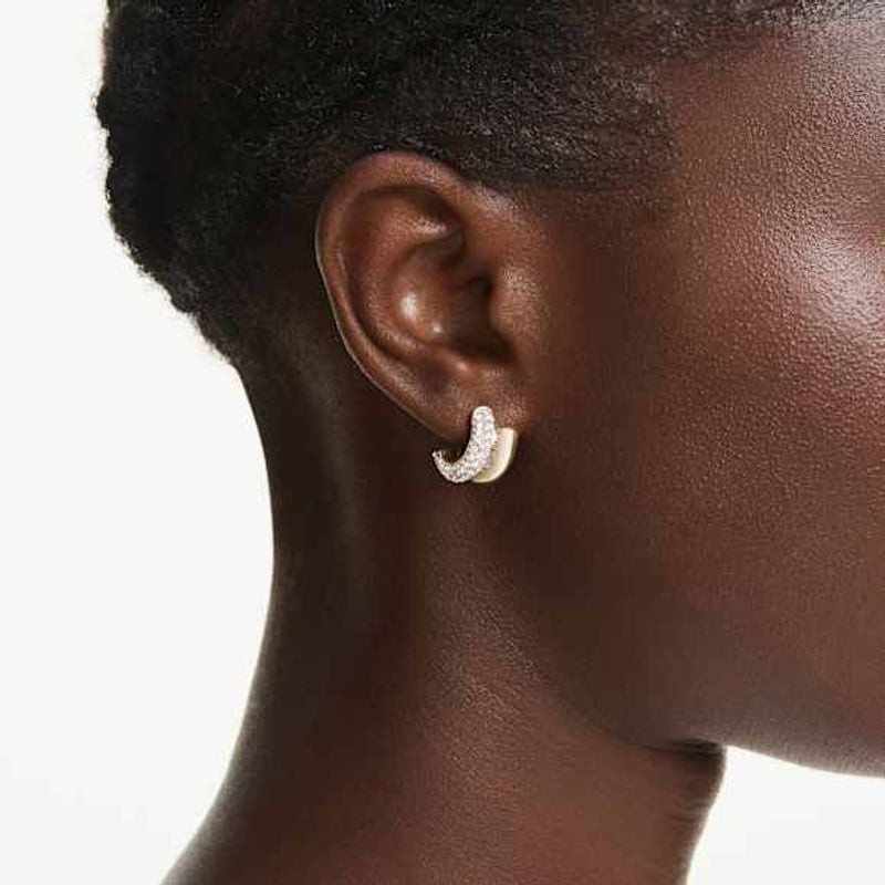 Boucles d'oreilles Créoles Swarovski Dextera Cristaux Finition Or 18 Carats portées avec élégance au