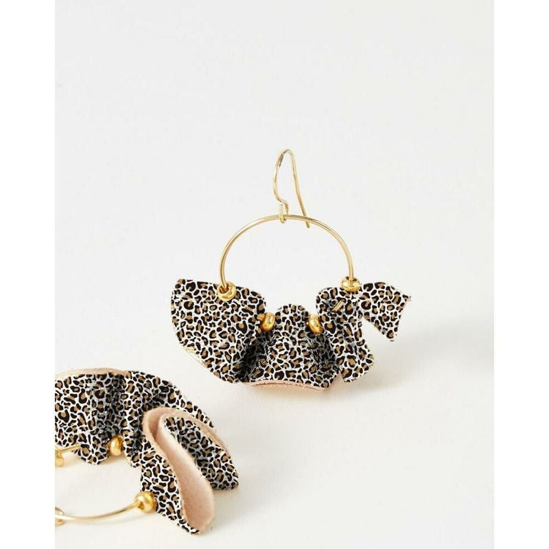 Gros plan des boucles d'oreilles FlowersforZoé Chloé : volant en agneau imprimé léopard blanc et ann