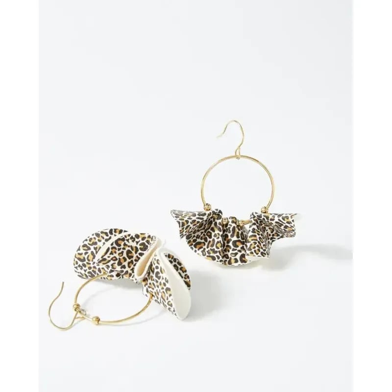 Boucles d'oreilles créoles FlowersforZoé Chloé en agneau imprimé léopard blanc, volants et crochets 