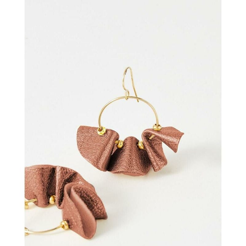 Boucles d'oreilles Chloé FlowersforZoé en cuir marron métallique et acier doré, détail volanté sculp
