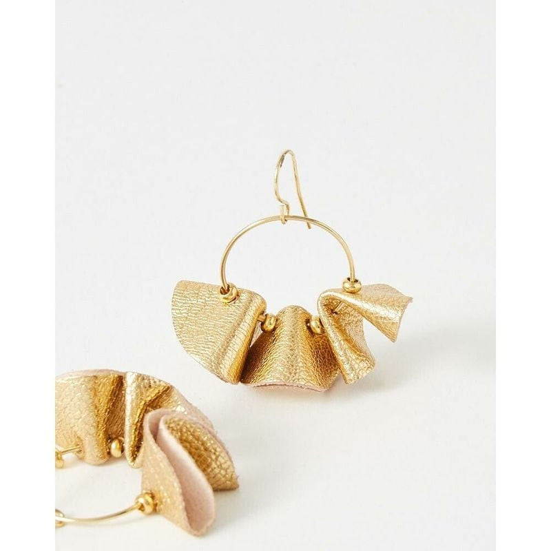 Créoles FlowersforZoé Chloé Metallic Gold en acier doré et cuir de chèvre doré ruché, sur fond blanc
