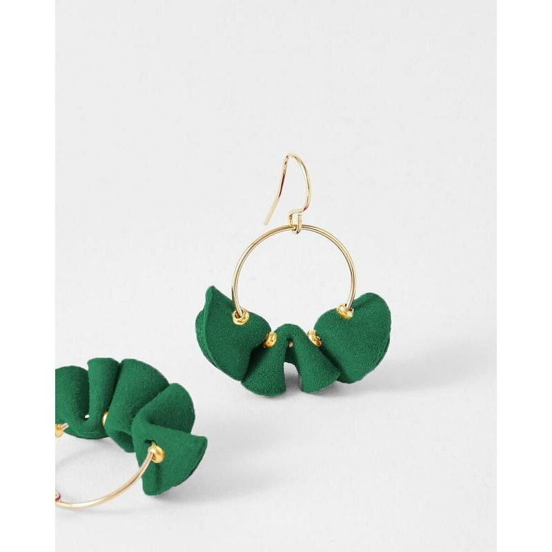 Boucles d'oreilles pendantes dorées avec pétales de cuir vert froncé, création Chloé Green Freak Flo