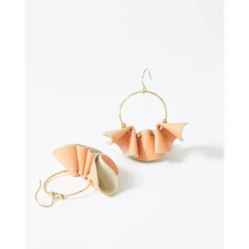 Paire de boucles d'oreilles pendantes Chloe Bloom avec créoles dorées et pétales en cuir rose poudré