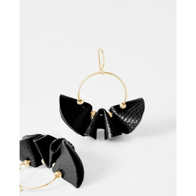 Boucles D'oreilles Pendantes Flowers For Zoe Chloé Cuir Verni Noir Acier Doré, packshot sur fond neu