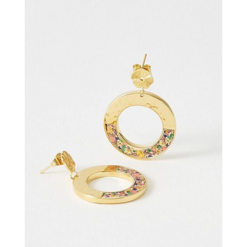 Boucles d'oreilles Flowersforzoé Amarita en acier doré et cuir imprimé floral, packshot sur fond bla