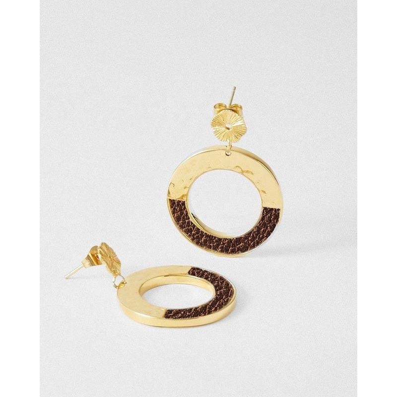 Boucles d’oreilles pendantes Amarita Metallic Brown sur fond blanc, anneaux dorés martelés et insert
