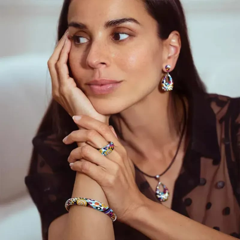Femme portant des boucles d'oreilles Una Storia Marina, bague, bracelet et collier assortis en argen