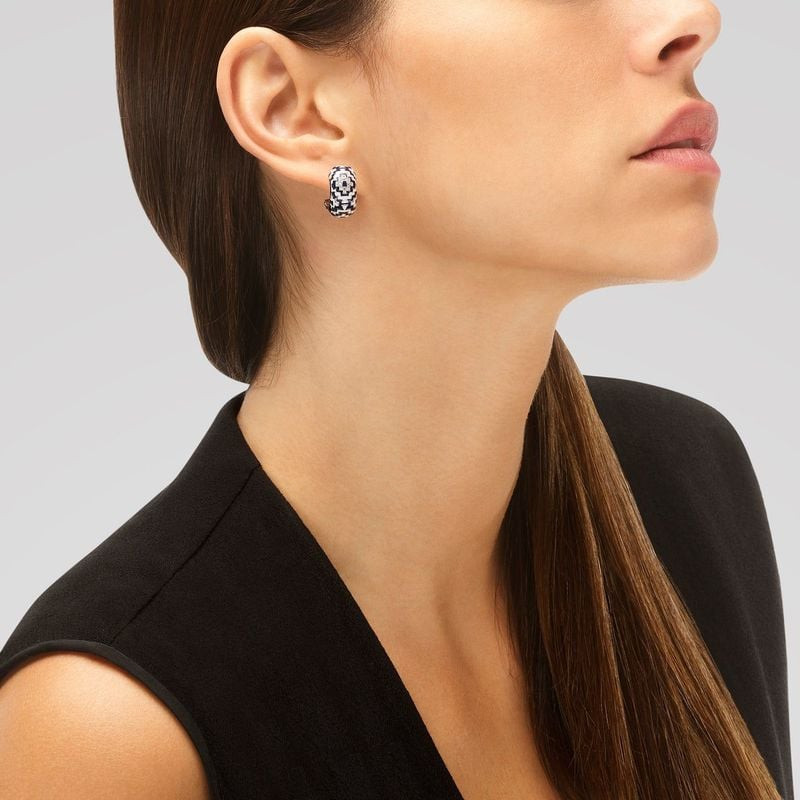 Boucles d'Oreilles Demi Créoles UNA STORIA Aztec Argent Rhodié portées en lifestyle élégant