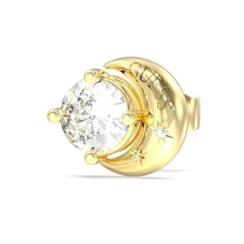 Gros plan sur la boucle d'oreille clou Guess Aurora en acier doré, motif lune croissante et zircon c