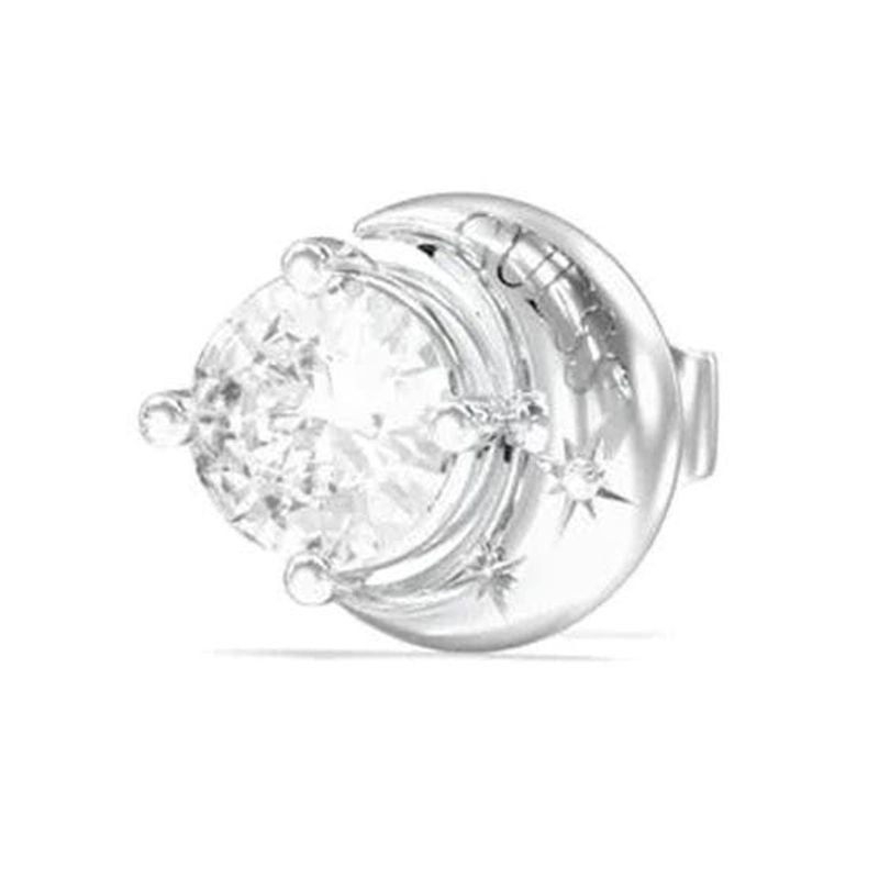 Gros plan d'une boucle d'oreille à clou Guess Aurora montrant le motif croissant de lune, étoiles et
