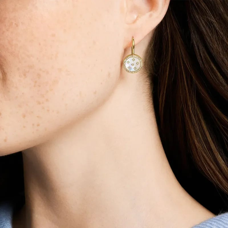 Boucles d'oreilles Pendantes Fossil Goutte étoilée nacre Acier doré portées en soirée